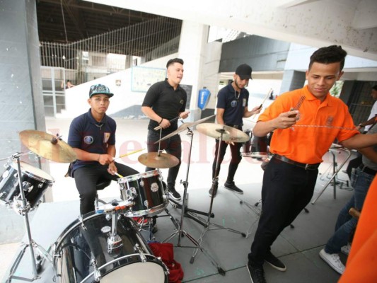 ¡Orgullo! El Instituto Central Vicente Cáceres celebra su 139 aniversario