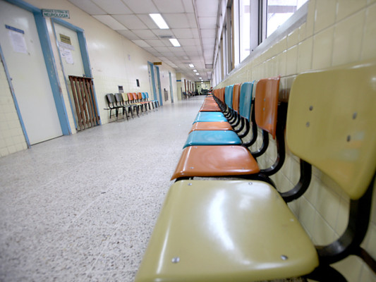 Médicos especialistas del hospital Escuela suspenden nuevamente las atenciones