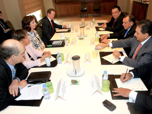 Presidente de Honduras recibe en Washington premio por liderazgo