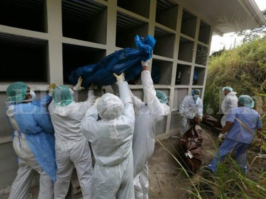 Medicina Forense realiza entierro masivo en cementerio de Tegucigalpa