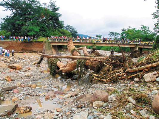 Caudal del río Churune provoca hundimiento en carretera