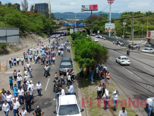FOTOS: Con 'Marcha por la paz' piden a maestros y médicos retornar a sus labores