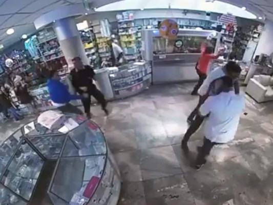 Locura en una tienda de Colombia tras el gol de Jerry Mina en el Mundial de Rusia
