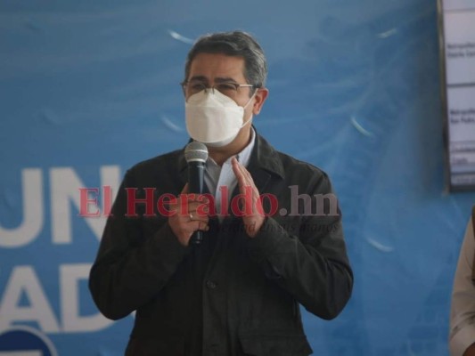 'Debemos seguir cuidándonos': presidente Hernández tras aplicación de primeras vacunas