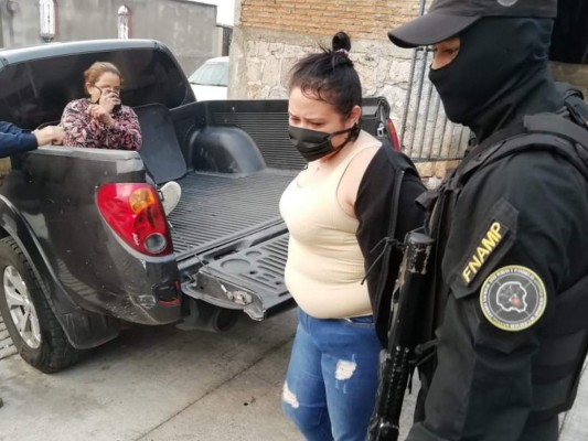 Droga, armas e indumentaria policial: La captura de cuatro pandilleros de la 18 en la capital (FOTOS)