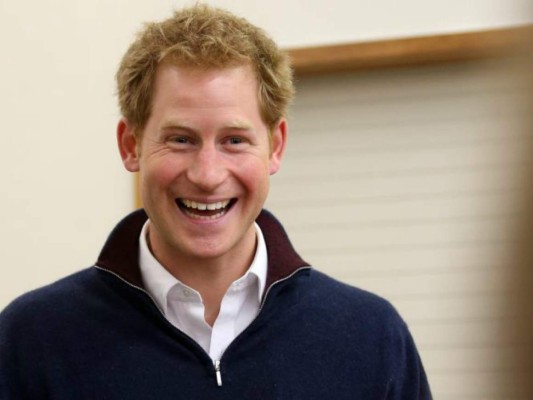 El príncipe Enrique dice que pensó en 'salir' de la familia real británica