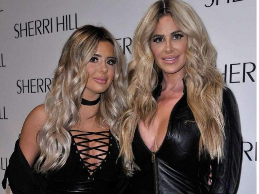 Famosa actriz estadounidense incita a su hija a que muestre sus senos en Snapchat