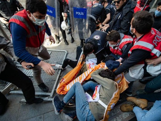 Con protestas y detenidos, así celebró el mundo el Día del Trabajador (FOTOS)