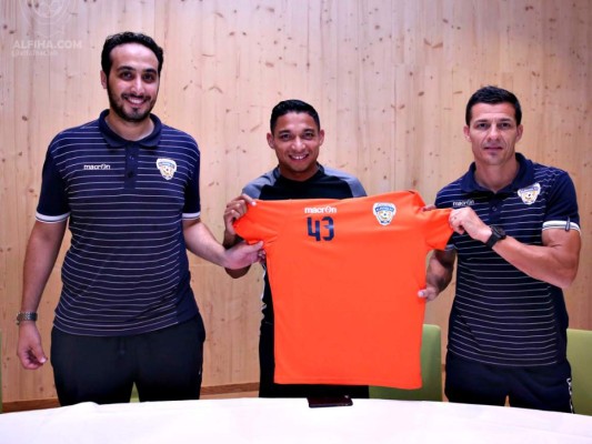 Emilio Izaguirre fue presentado en su nuevo equipo, el Al-Fayha de Arabia Saudita
