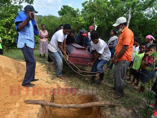 Comienzan a sepultar a las víctimas del naufragio en La Mosquitia, Honduras