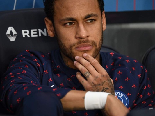 Neymar además ha caminado al margen del club en ocasiones, como cuando decidió curarse de su primera lesión en Brasil en lugar de quedarse en París.
