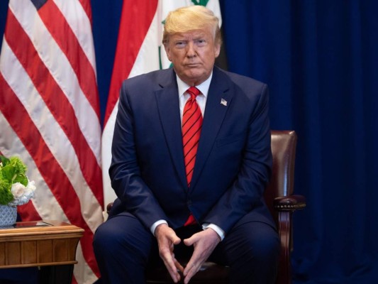 Donald Trump dice alegrarse de juicio político, pero tuitea enojado