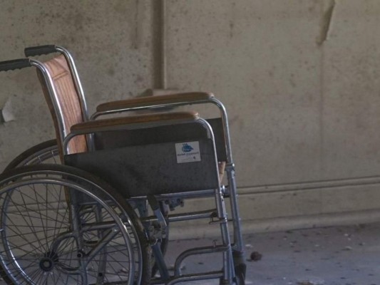 Mujer lleva a su esposo muerto a un banco para retirar el dinero de su pensión