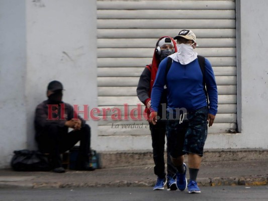 Una capital que deprime: Humo de incendios, racionamientos de agua y confinamiento