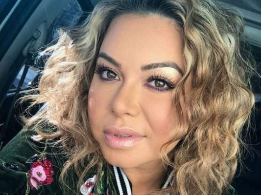 Chiquis Rivera pasa penoso momento con su ropa durante un concierto