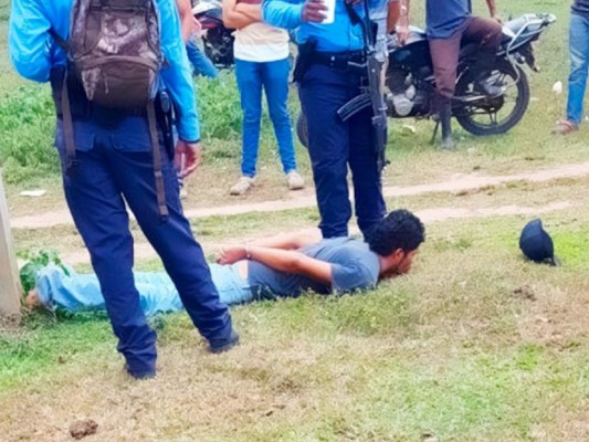 Detienen a joven por asesinar a machetazos a su abuelo en Yoro