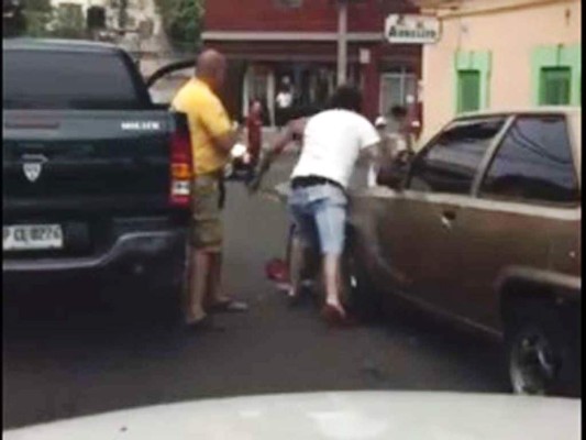 Indignación en redes por hombres que golpean a humilde hondureño