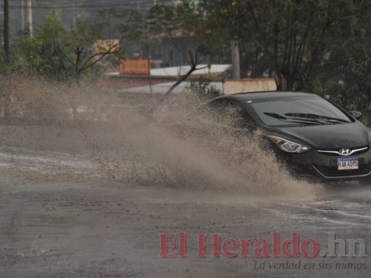 FOTOS: Primeras lluvias de la temporada refrescan la capital, inundada de humo