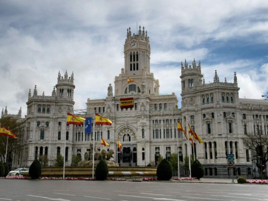 FOTOS: España sigue desierta, llora sus muertos y limpia sus calles ante coronavirus