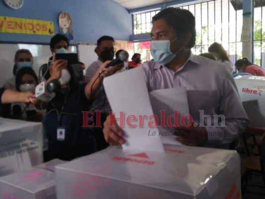Un entusiasta Wilfredo Méndez acude a votar en Tegucigalpa (Fotos)