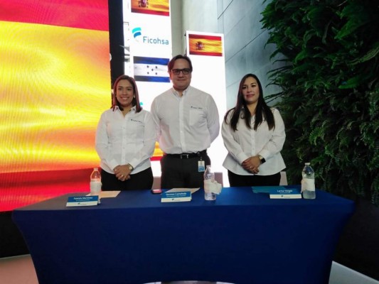 Fabiola Martínez, vicepresidente de consumo; Germán Castañeda, vicepresidente de imagen coorporativa y Larissa Vargas, gerente de remesas.