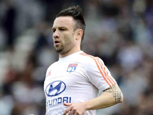 El Olympique de Lyon desmiente la muerte de Valbuena tras rumor infundado en Twitter