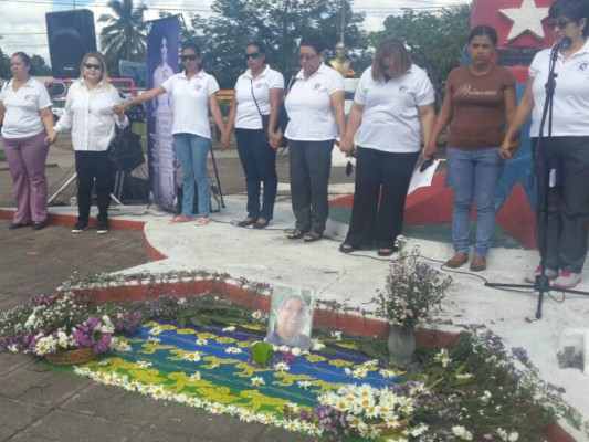 Visitación Padilla rinde homenaje a Gladys Lanza