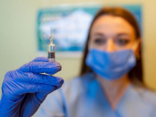 Destituyen a funcionaria por vacunarse contra el covid en Ecuador