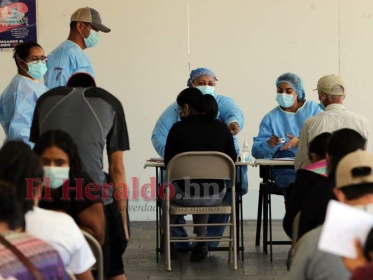 Ola de contagios: Abarrotados los puntos de vacunación y triajes en la capital (FOTOS)   