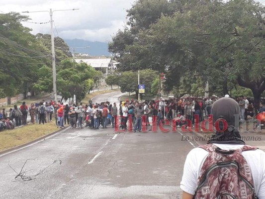 Manifestantes bloquearon paso en el bulevar Fuerzas Armadas de la capital