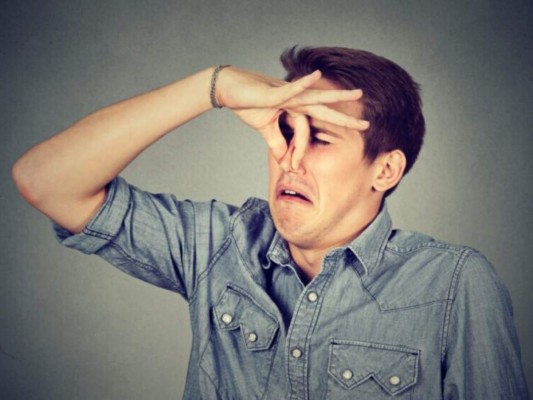 Multan a hombre por emitir 'masiva flatulencia' deliberada