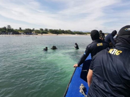 Inspeccionan supuesta narcoavioneta abandonada en playa de Colón