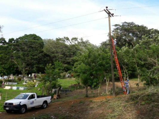 Imagen ilustrativa de persona trabajado en mejoras del servicio eléctrico en el país. Foto: EEH