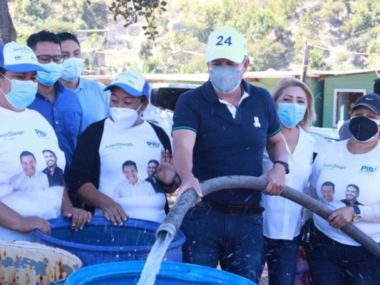Ricardo Álvarez continúa entrega de celulares a niños de la capital