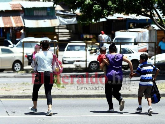 FOTOS: Un paso en falso de sus padres podría cobrar la vida de estos niños en 'cruces de la muerte' de la capital