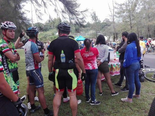 Con baleadas y horchata recuperan fuerzas los ciclistas