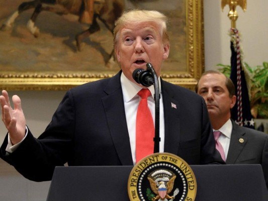 Trump muestra una línea equivocada en el mapa de Dorian