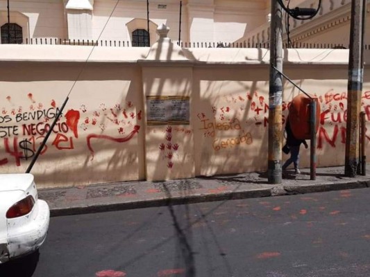 FOTOS: Manchan Catedral de Tegucigalpa en marcha por Día de la Mujer