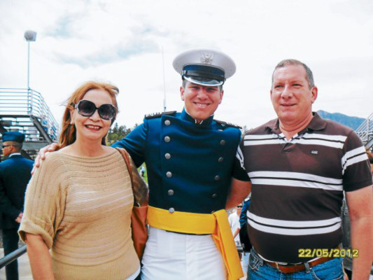 Un militar apasionado por carrera en armas y servicio médico