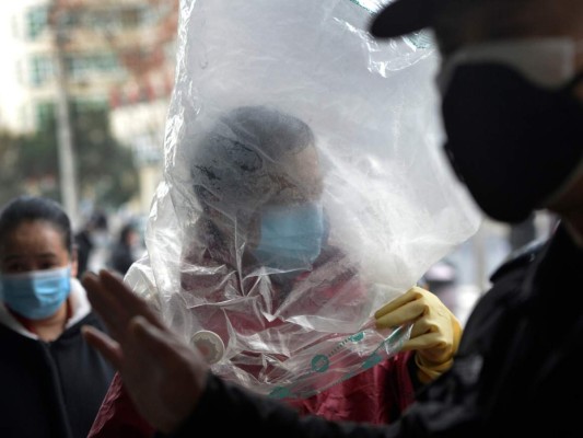 China reporta aumento de coronavirus; más de 900 muertos y unos 40 mil casos
