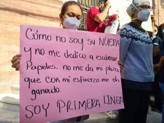 Personal médico protesta en reclamo por plazas frente a la Secretaría de Salud  