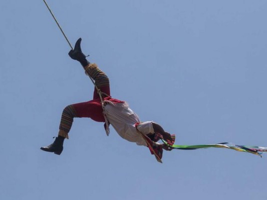 VIDEO: Aterrador momento en que joven cayó al vacío durante fiesta patronal