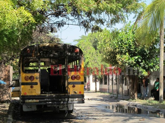 FOTOS: En cenizas quedó bus de la ruta 7 incendiado en San Pedro Sula
