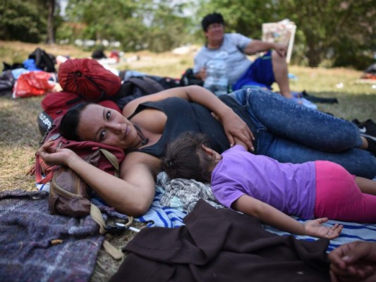 Caravana de migrantes -entre ellos más de mil hondureños- vive precarias condiciones en su 'viacrucis' a la frontera de EEUU