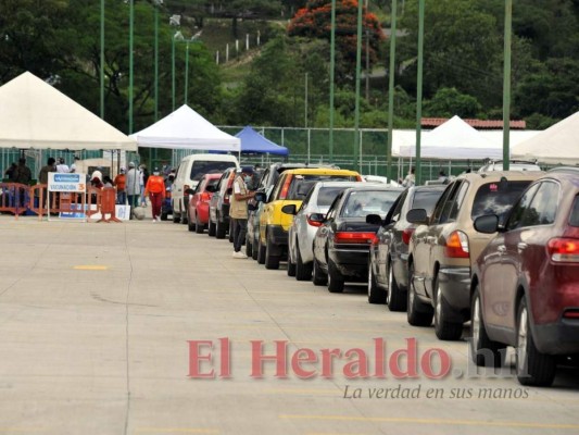 En el Campo Parada Marte realizan vacunación vehicular, capitalinos hacen fila desde sus carros. Foto: El Heraldo