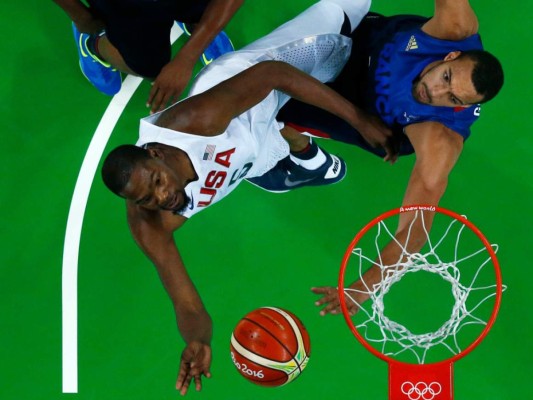 Otro susto: El Dream Team supera 100-97 a Francia en básquetbol
