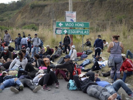 Cansados, sitiados y con hambre, la desesperación en el rostro de migrantes que piden les dejen continuar travesía (FOTOS)