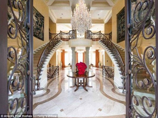 Pastor compra mansión por 'mandato de Dios'