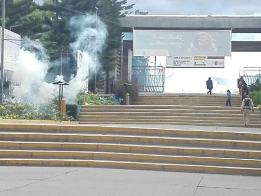 Caos, gas lacrimógeno y quema de llantas: fotos de los disturbios en UNAH