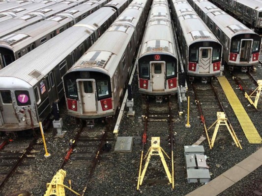 Hombre cae con su hija a vías de un tren; niña se salva de milagro&nbsp;&nbsp;